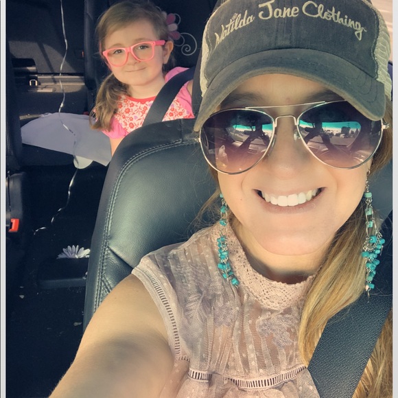 Hi Poshers! - Picture 3 of 6